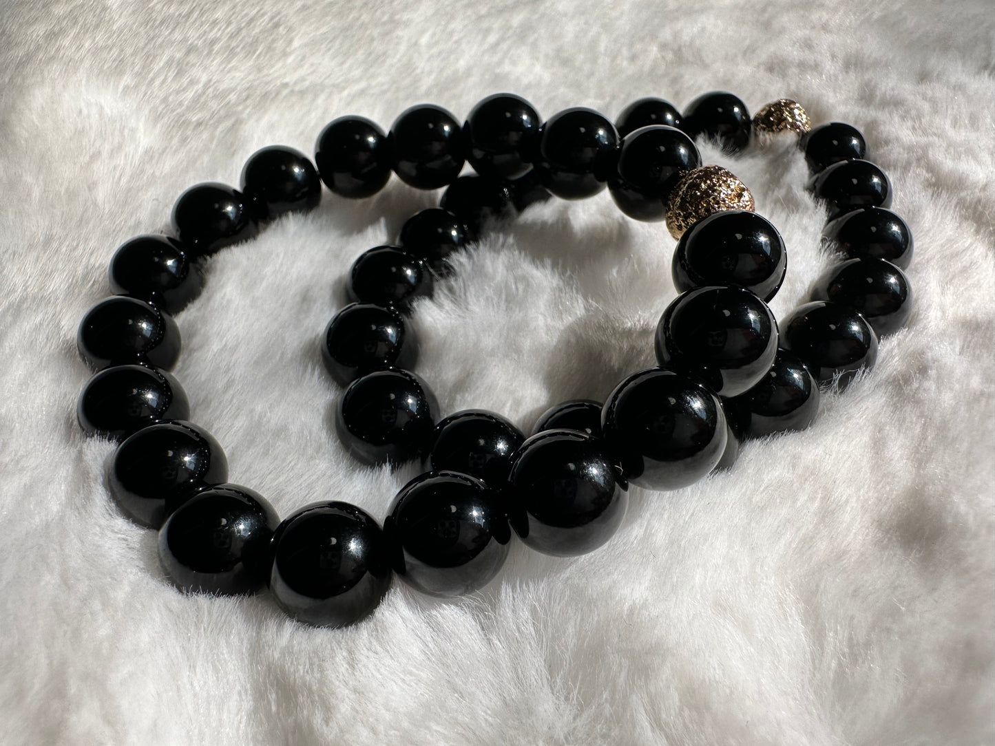 Hübsche Armbänder in Schwarz
